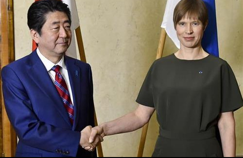 PREMIJER JAPANA POČEO EVROPSKU TURNEJU:  Šinzo Abe stigao u Estoniju, u Srbiju dolazi 15.januara!